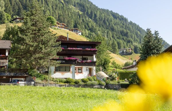 Pension-Gulla-outside-3